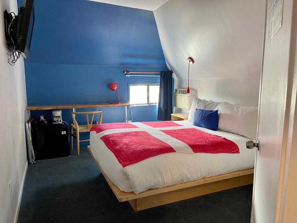 Budget Queen Room  interior