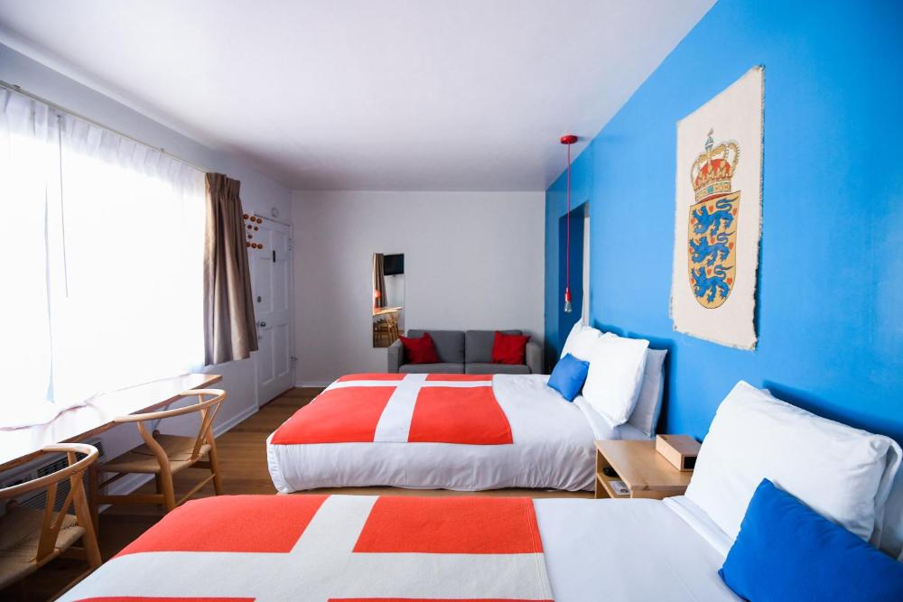 Quadruple Room with Bathroom interior